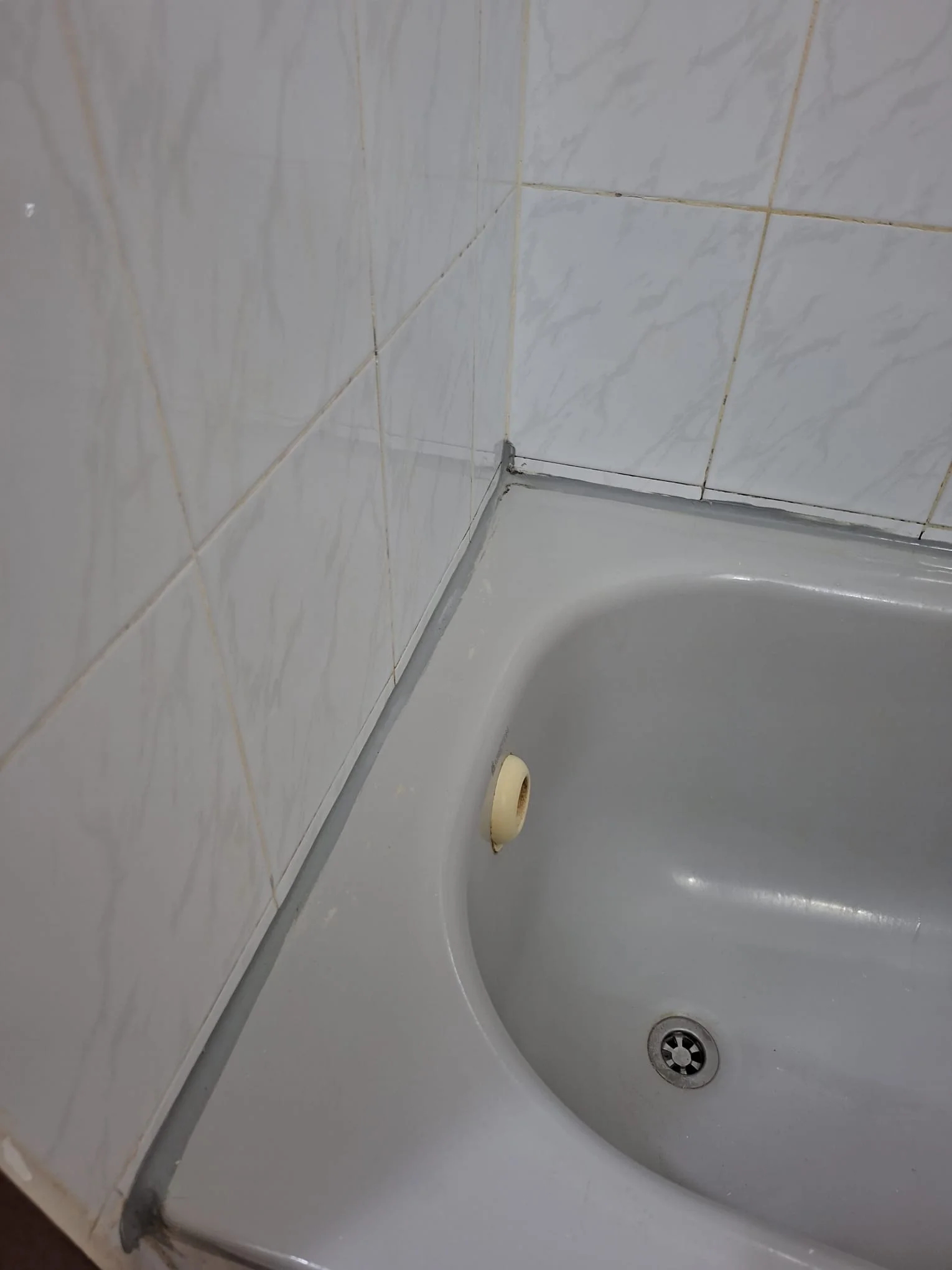 Bath corner after cleaning