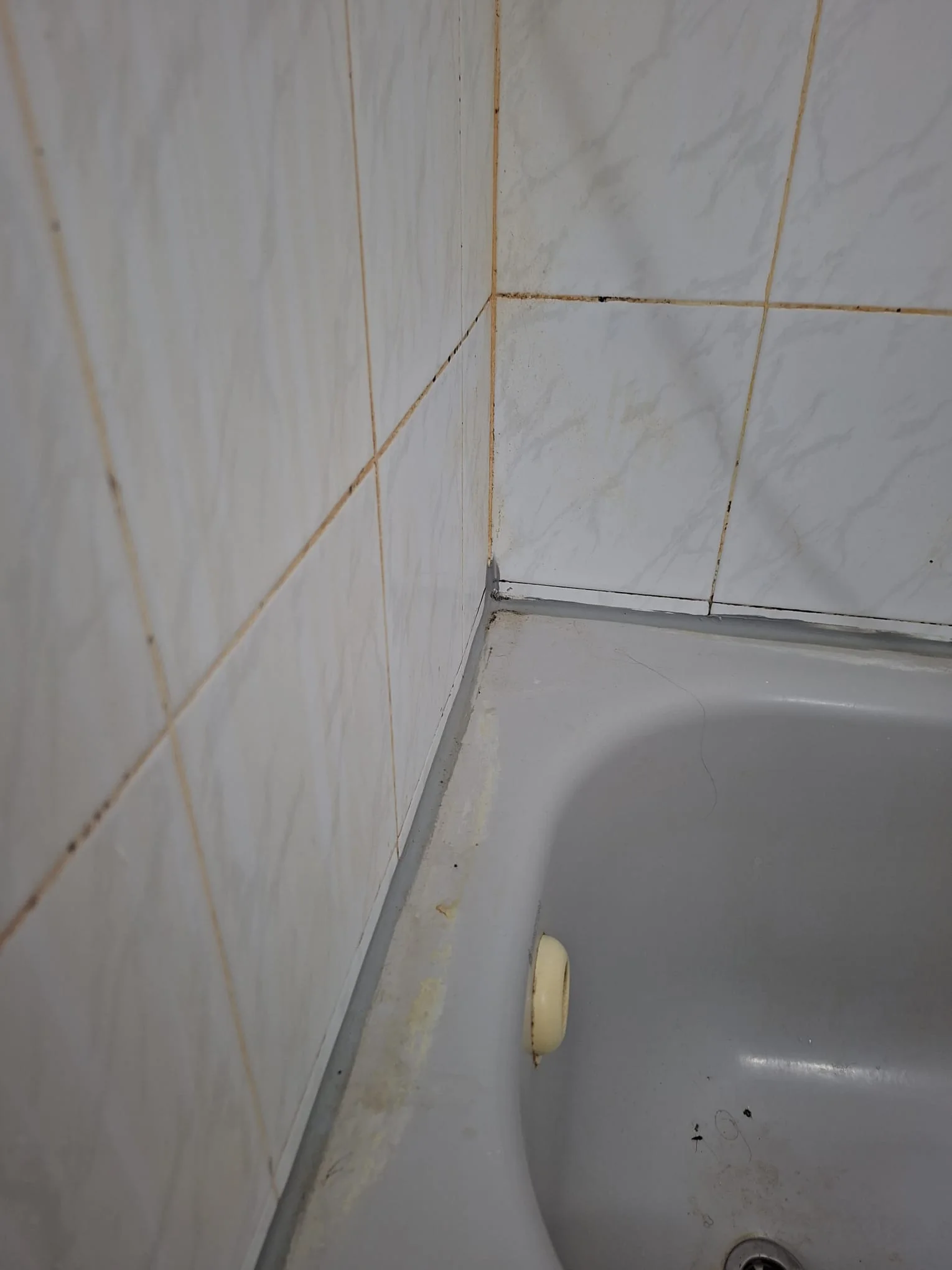 Bath corner before cleaning