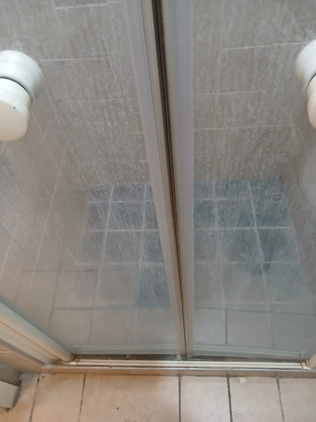 Shower glass before cleaning